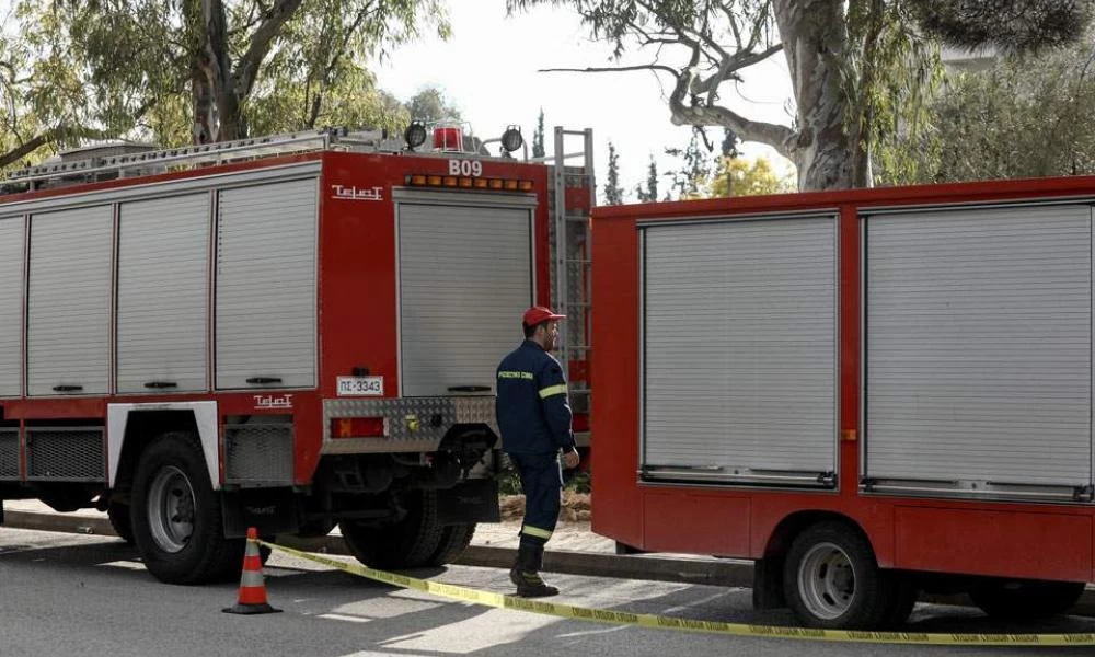 Φωτιά σε διαμέρισμα στον Πειραιά - Επί τόπου ισχυρή δύναμη της Πυροσβεστικής